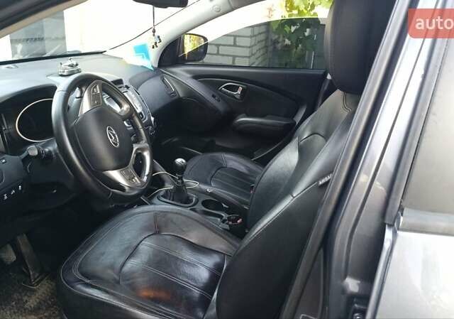 Серый Хендай их35, объемом двигателя 2.01 л и пробегом 232 тыс. км за 12500 $, фото 2 на Automoto.ua