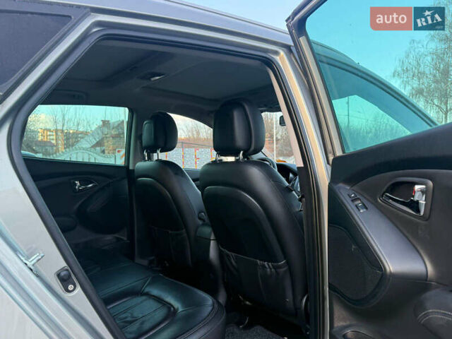 Серый Хендай их35, объемом двигателя 2 л и пробегом 180 тыс. км за 11200 $, фото 9 на Automoto.ua