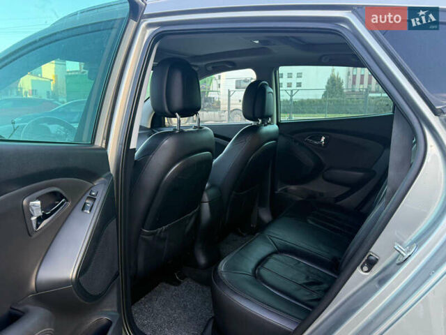 Серый Хендай их35, объемом двигателя 2 л и пробегом 180 тыс. км за 11200 $, фото 4 на Automoto.ua