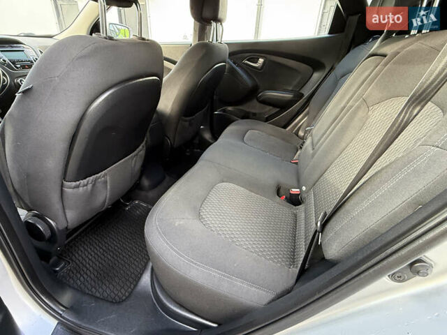 Серый Хендай их35, объемом двигателя 2 л и пробегом 260 тыс. км за 9300 $, фото 13 на Automoto.ua