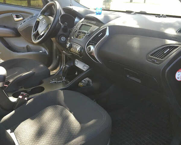 Серый Хендай их35, объемом двигателя 2 л и пробегом 170 тыс. км за 11500 $, фото 2 на Automoto.ua