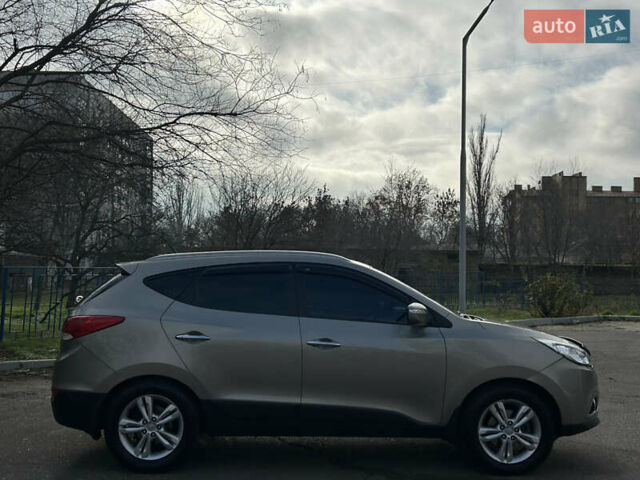 Серый Хендай их35, объемом двигателя 2 л и пробегом 170 тыс. км за 11999 $, фото 3 на Automoto.ua