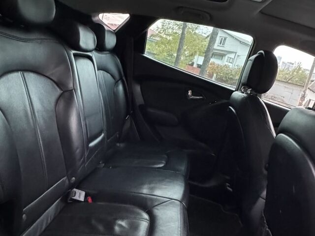 Серый Хендай их35, объемом двигателя 2 л и пробегом 190 тыс. км за 10700 $, фото 11 на Automoto.ua