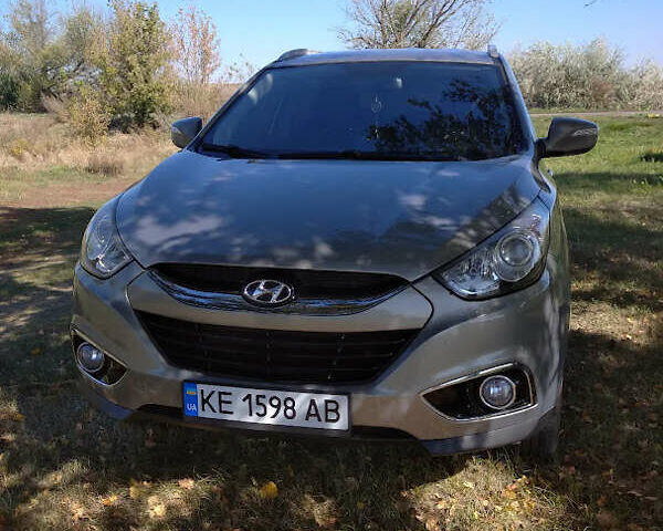 Серый Хендай их35, объемом двигателя 2 л и пробегом 170 тыс. км за 11500 $, фото 3 на Automoto.ua