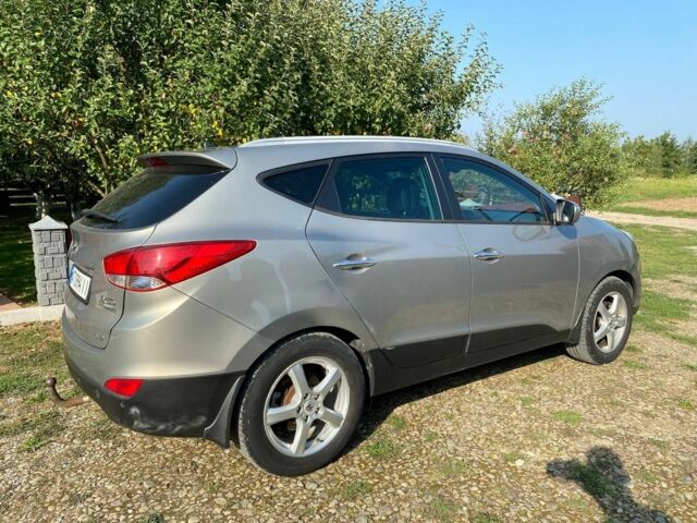 Сірий Хендай іх35, об'ємом двигуна 2 л та пробігом 244 тис. км за 10300 $, фото 5 на Automoto.ua