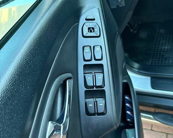 Серый Хендай их35, объемом двигателя 1.7 л и пробегом 160 тыс. км за 11450 $, фото 19 на Automoto.ua