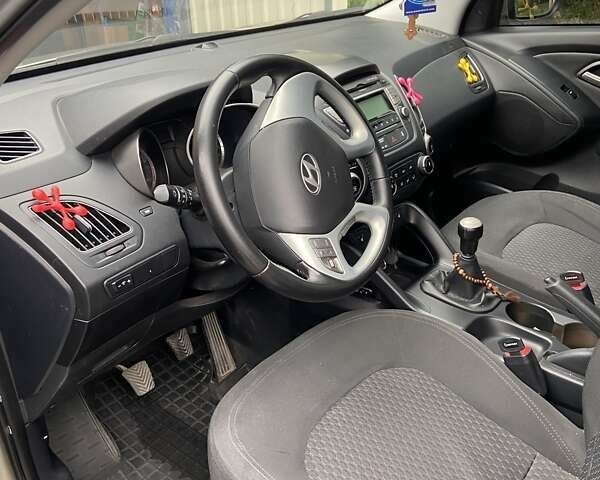 Серый Хендай их35, объемом двигателя 2 л и пробегом 72 тыс. км за 11000 $, фото 10 на Automoto.ua