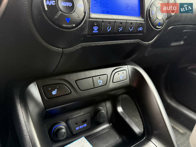 Серый Хендай их35, объемом двигателя 2 л и пробегом 175 тыс. км за 7350 $, фото 26 на Automoto.ua