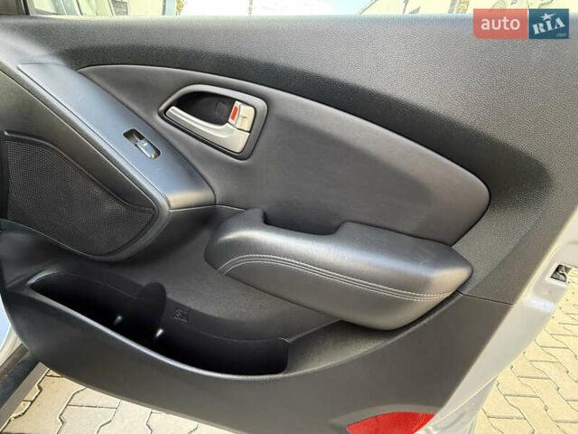 Серый Хендай их35, объемом двигателя 2 л и пробегом 260 тыс. км за 9300 $, фото 23 на Automoto.ua
