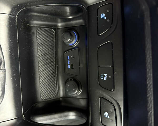 Серый Хендай их35, объемом двигателя 2 л и пробегом 175 тыс. км за 7350 $, фото 28 на Automoto.ua