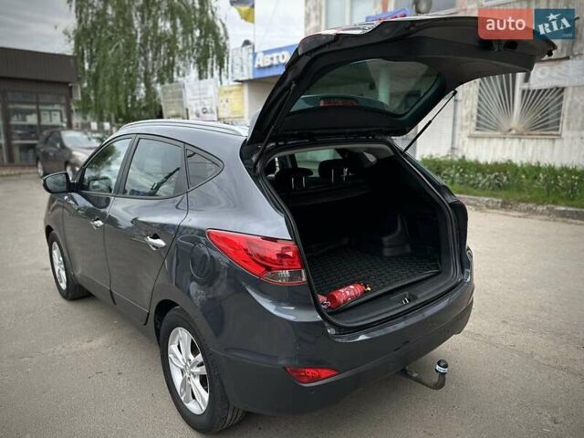 Серый Хендай их35, объемом двигателя 1.7 л и пробегом 192 тыс. км за 14250 $, фото 4 на Automoto.ua