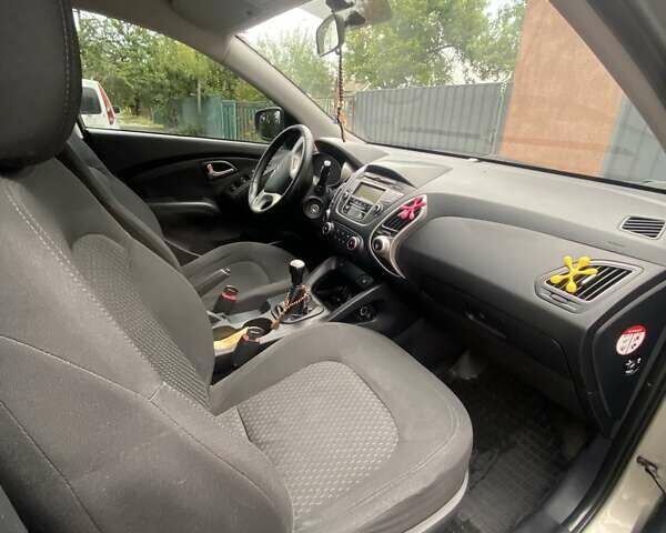 Серый Хендай их35, объемом двигателя 2 л и пробегом 72 тыс. км за 11000 $, фото 7 на Automoto.ua