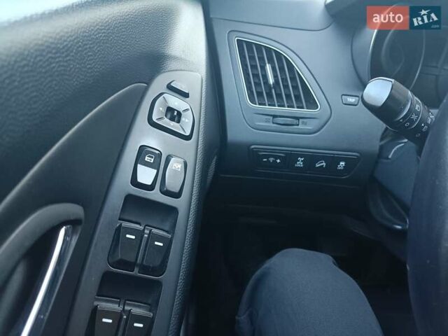 Серый Хендай их35, объемом двигателя 2 л и пробегом 249 тыс. км за 11200 $, фото 8 на Automoto.ua