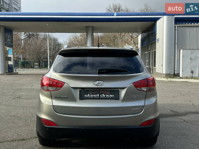Серый Хендай их35, объемом двигателя 2 л и пробегом 170 тыс. км за 11999 $, фото 5 на Automoto.ua