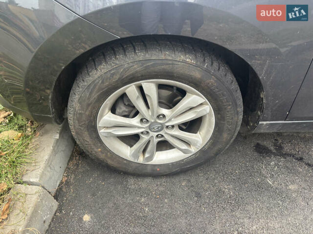 Серый Хендай их35, объемом двигателя 1.69 л и пробегом 225 тыс. км за 11500 $, фото 2 на Automoto.ua