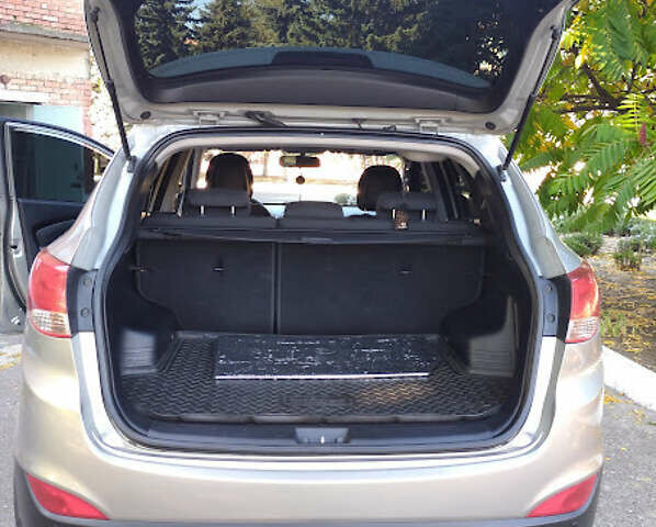 Серый Хендай их35, объемом двигателя 2 л и пробегом 170 тыс. км за 11500 $, фото 5 на Automoto.ua