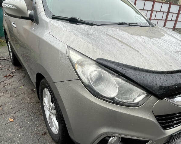 Серый Хендай их35, объемом двигателя 2 л и пробегом 151 тыс. км за 11500 $, фото 2 на Automoto.ua