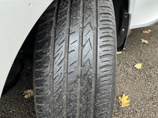 Серый Хендай их35, объемом двигателя 2 л и пробегом 190 тыс. км за 10700 $, фото 7 на Automoto.ua