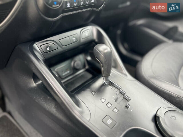 Серый Хендай их35, объемом двигателя 2 л и пробегом 262 тыс. км за 12150 $, фото 60 на Automoto.ua