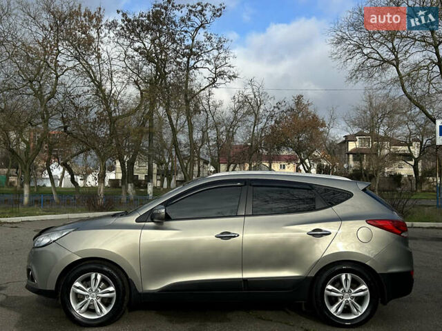 Серый Хендай их35, объемом двигателя 2 л и пробегом 170 тыс. км за 11999 $, фото 7 на Automoto.ua