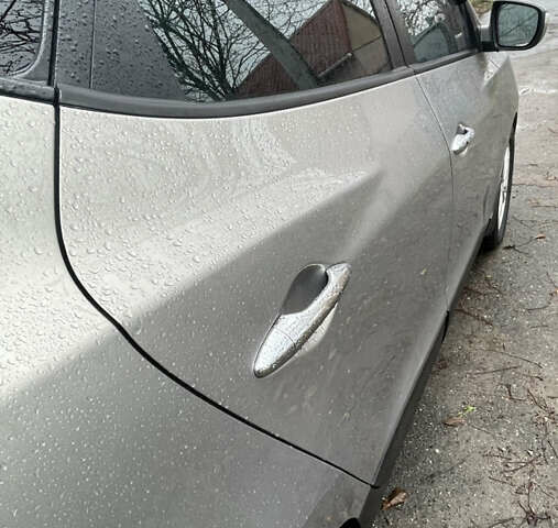 Серый Хендай их35, объемом двигателя 2 л и пробегом 151 тыс. км за 11500 $, фото 4 на Automoto.ua