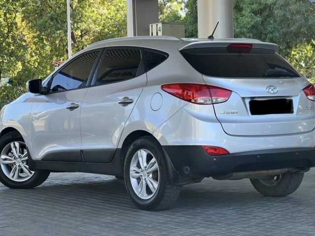 Серый Хендай их35, объемом двигателя 2 л и пробегом 163 тыс. км за 10800 $, фото 4 на Automoto.ua