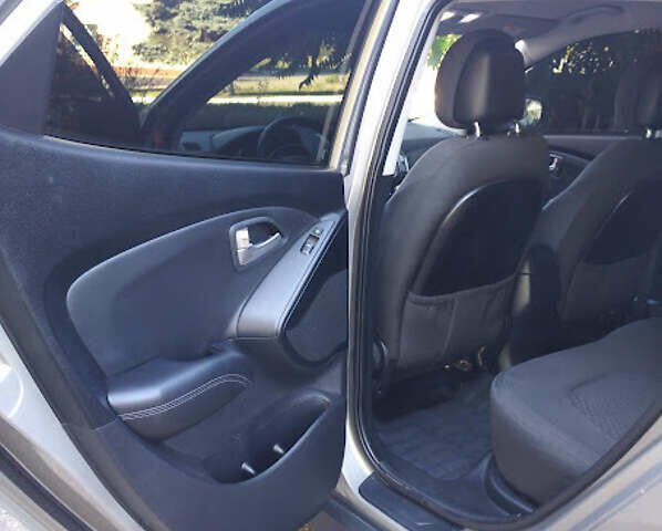 Серый Хендай их35, объемом двигателя 2 л и пробегом 170 тыс. км за 11500 $, фото 7 на Automoto.ua