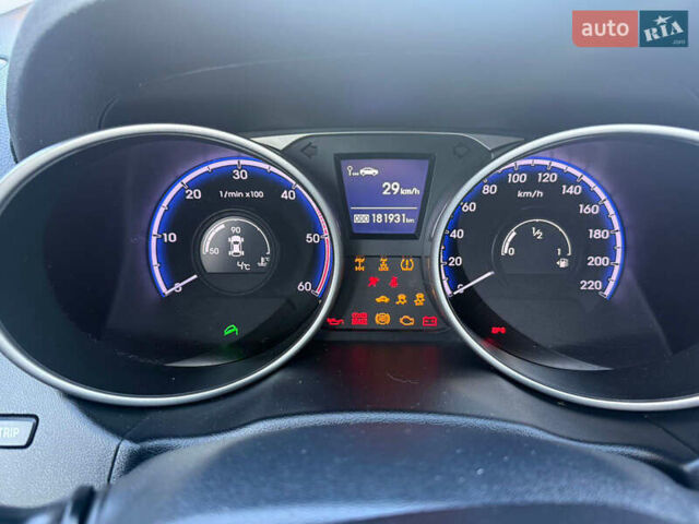 Серый Хендай их35, объемом двигателя 2 л и пробегом 180 тыс. км за 11200 $, фото 5 на Automoto.ua