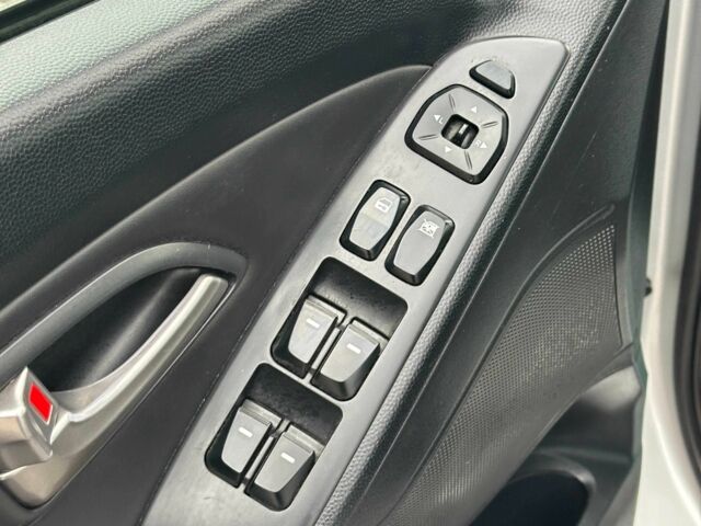 Сірий Хендай іх35, об'ємом двигуна 2 л та пробігом 209 тис. км за 11500 $, фото 6 на Automoto.ua