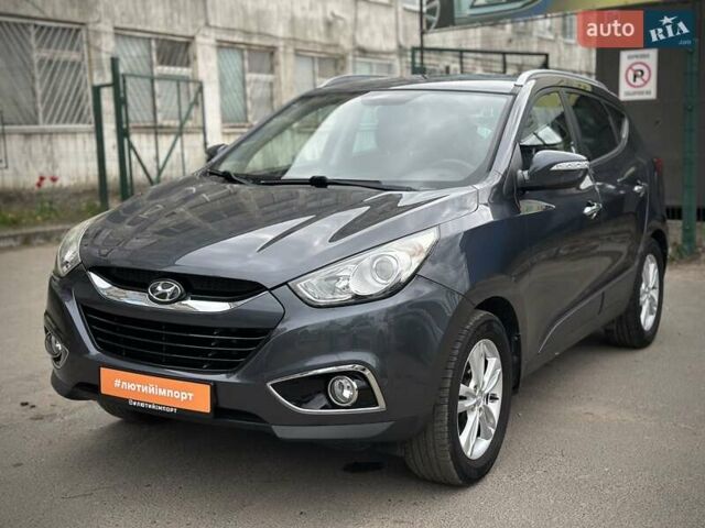Серый Хендай их35, объемом двигателя 1.7 л и пробегом 192 тыс. км за 14250 $, фото 1 на Automoto.ua