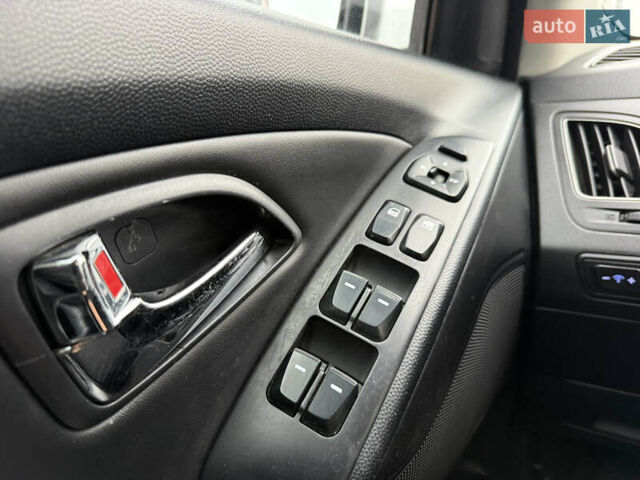 Серый Хендай их35, объемом двигателя 2 л и пробегом 175 тыс. км за 7250 $, фото 29 на Automoto.ua