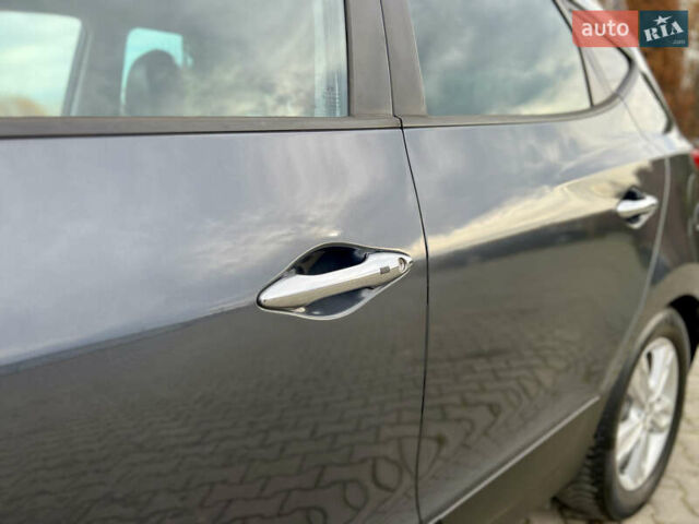 Серый Хендай их35, объемом двигателя 2 л и пробегом 262 тыс. км за 12150 $, фото 20 на Automoto.ua