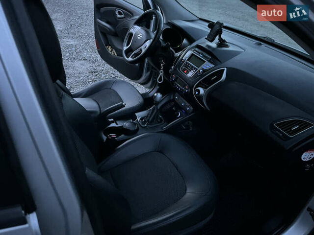 Серый Хендай их35, объемом двигателя 2 л и пробегом 228 тыс. км за 10450 $, фото 15 на Automoto.ua