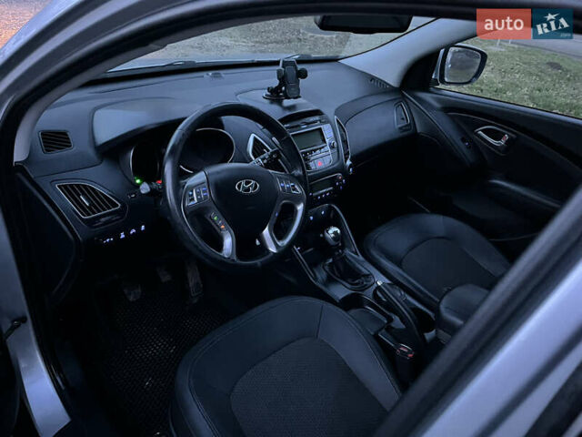 Серый Хендай их35, объемом двигателя 2 л и пробегом 228 тыс. км за 10450 $, фото 10 на Automoto.ua