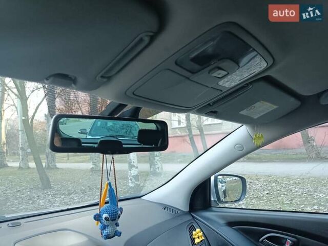 Серый Хендай их35, объемом двигателя 2 л и пробегом 249 тыс. км за 11200 $, фото 17 на Automoto.ua