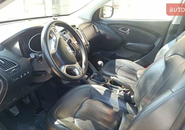 Серый Хендай их35, объемом двигателя 2.01 л и пробегом 232 тыс. км за 12500 $, фото 1 на Automoto.ua