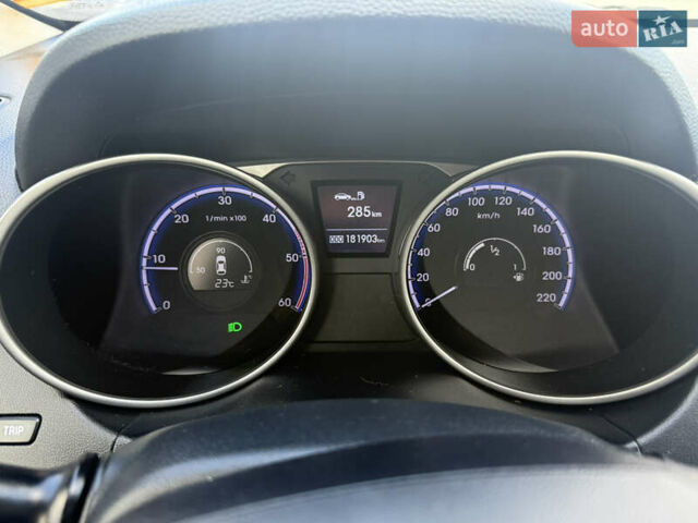 Хендай их35 2010 в Хмельницком на Automoto.ua Серый Хендай их35, объемом двигателя 2 л и пробегом 180 тыс. км за 11000 $, фото 12 на Automoto.ua