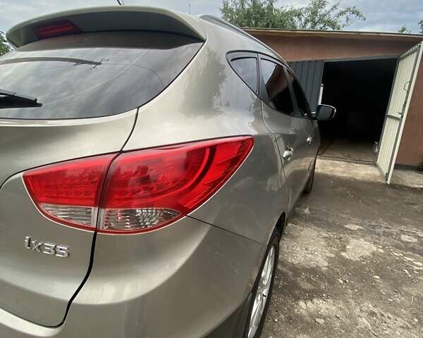 Серый Хендай их35, объемом двигателя 2 л и пробегом 72 тыс. км за 11000 $, фото 4 на Automoto.ua