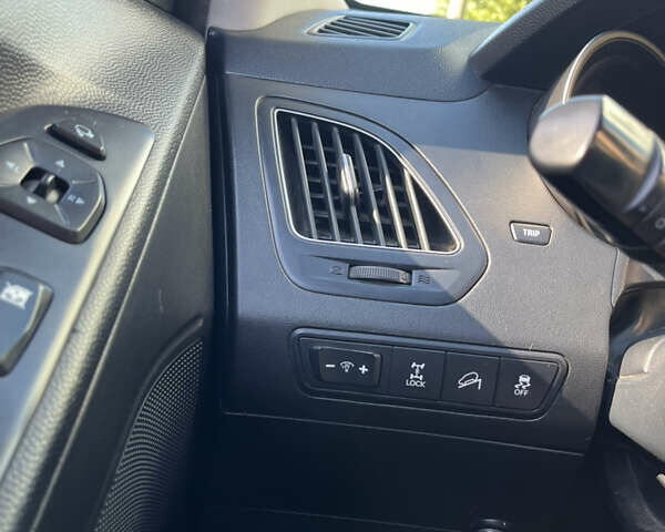 Сірий Хендай іх35, об'ємом двигуна 2 л та пробігом 279 тис. км за 8300 $, фото 10 на Automoto.ua