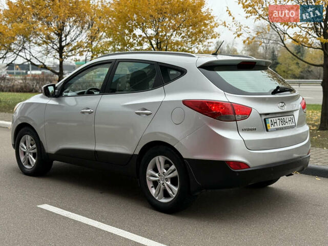Серый Хендай их35, объемом двигателя 2 л и пробегом 175 тыс. км за 7350 $, фото 2 на Automoto.ua