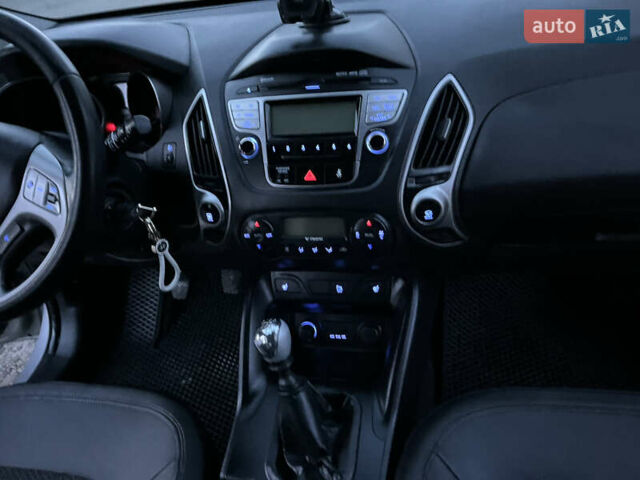 Серый Хендай их35, объемом двигателя 2 л и пробегом 228 тыс. км за 10450 $, фото 16 на Automoto.ua