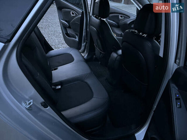 Серый Хендай их35, объемом двигателя 2 л и пробегом 228 тыс. км за 10450 $, фото 12 на Automoto.ua