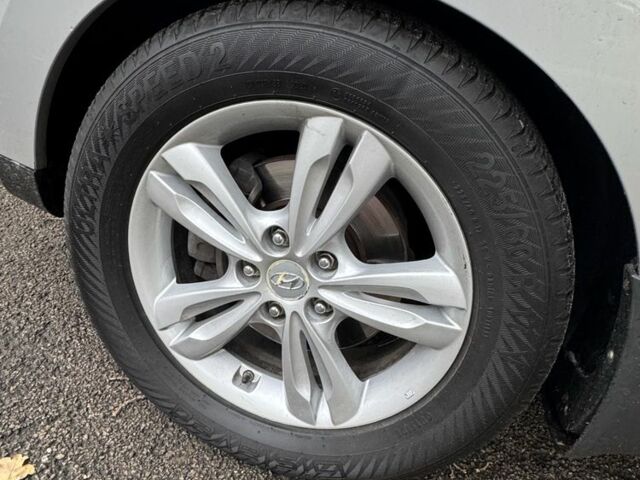 Серый Хендай их35, объемом двигателя 2 л и пробегом 190 тыс. км за 10700 $, фото 6 на Automoto.ua