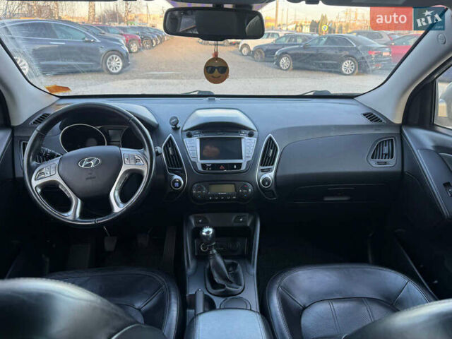 Серый Хендай их35, объемом двигателя 2 л и пробегом 180 тыс. км за 11200 $, фото 2 на Automoto.ua