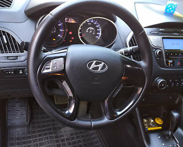 Серый Хендай их35, объемом двигателя 2 л и пробегом 170 тыс. км за 11500 $, фото 4 на Automoto.ua