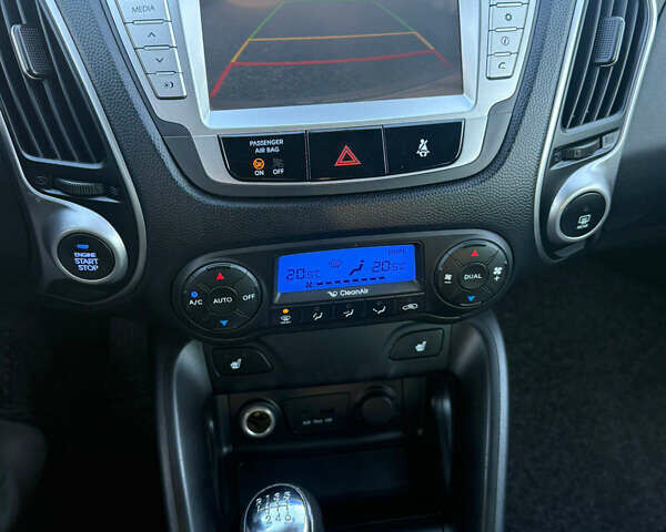 Серый Хендай их35, объемом двигателя 2 л и пробегом 180 тыс. км за 11200 $, фото 6 на Automoto.ua