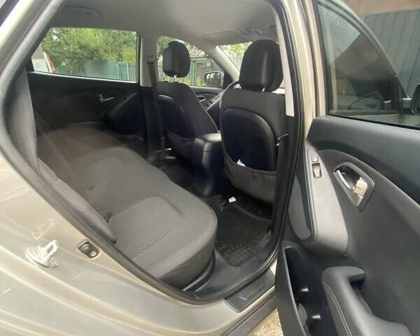 Серый Хендай их35, объемом двигателя 2 л и пробегом 72 тыс. км за 11000 $, фото 8 на Automoto.ua