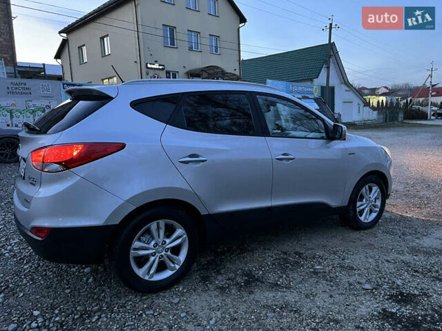 Серый Хендай их35, объемом двигателя 2 л и пробегом 228 тыс. км за 10450 $, фото 7 на Automoto.ua