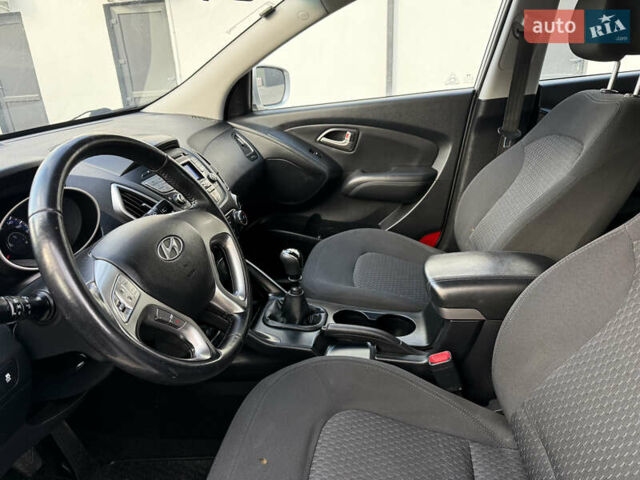 Серый Хендай их35, объемом двигателя 2 л и пробегом 260 тыс. км за 9800 $, фото 13 на Automoto.ua