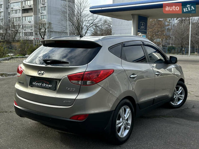 Серый Хендай их35, объемом двигателя 2 л и пробегом 170 тыс. км за 11999 $, фото 4 на Automoto.ua